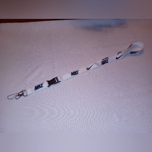 White Nike Breakaway Lanyard One Size Quick Release Key Chain ID Holder - Picture 4 of 5